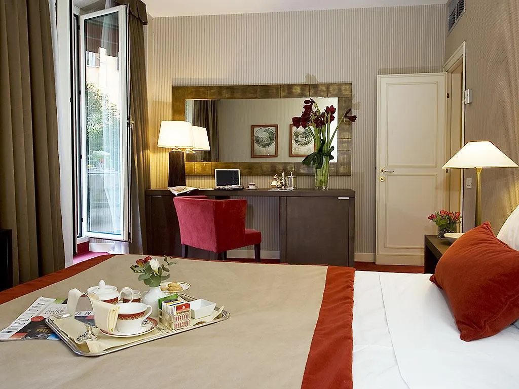 Hotel Dei Borgognoni Rome 4*,